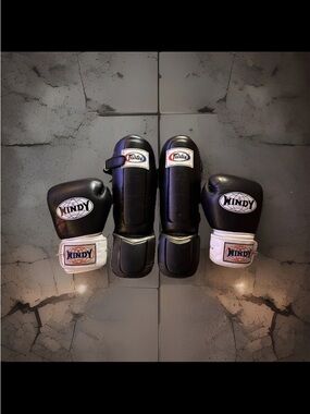 Windy Maui Thai boxing gloves & Fairtex shin guards